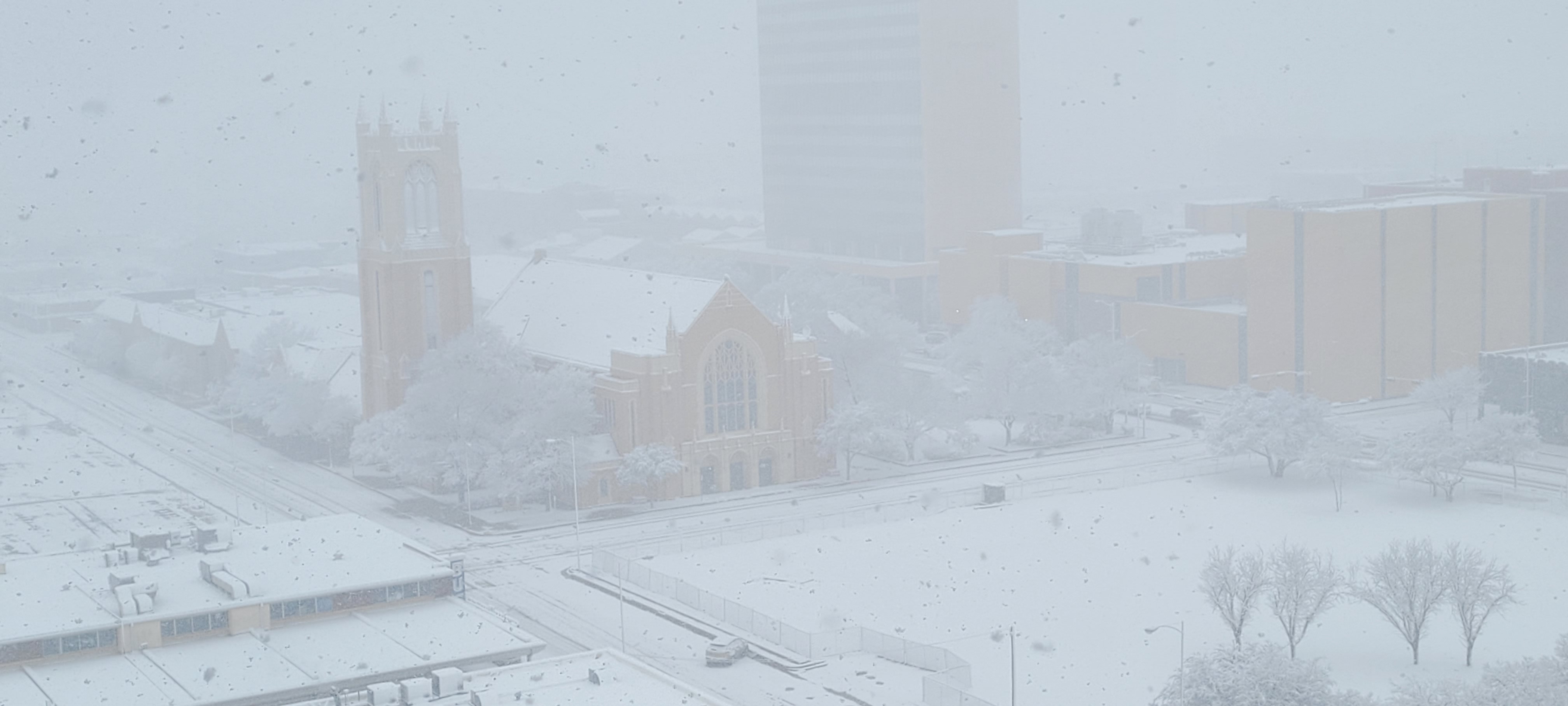 Heavy snow falling in Downtown Lubbock on Tuesday (24 January 2023). The image is courtesy of Wood Franklin.