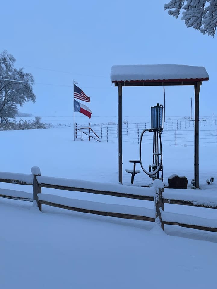 Deep snow in Parnell, TX, on Tuesday (24 January 2023). The picture is courtesy of Cheryl Bruce.